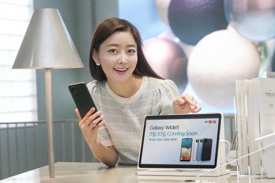모델이 5G 스마트폰 '갤럭시 와이드5'를 소개하고 있다. SK텔레콤 제공